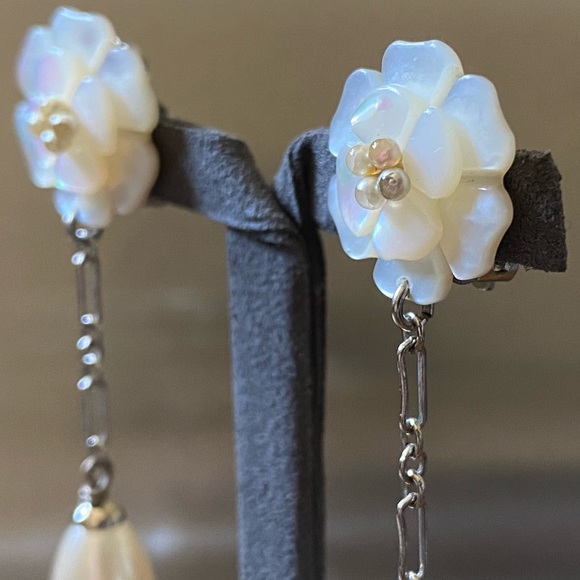 🆂🅾🅻🅳 Auth Vintage Chanel Camellia Earrings - Picture 6 of 13
